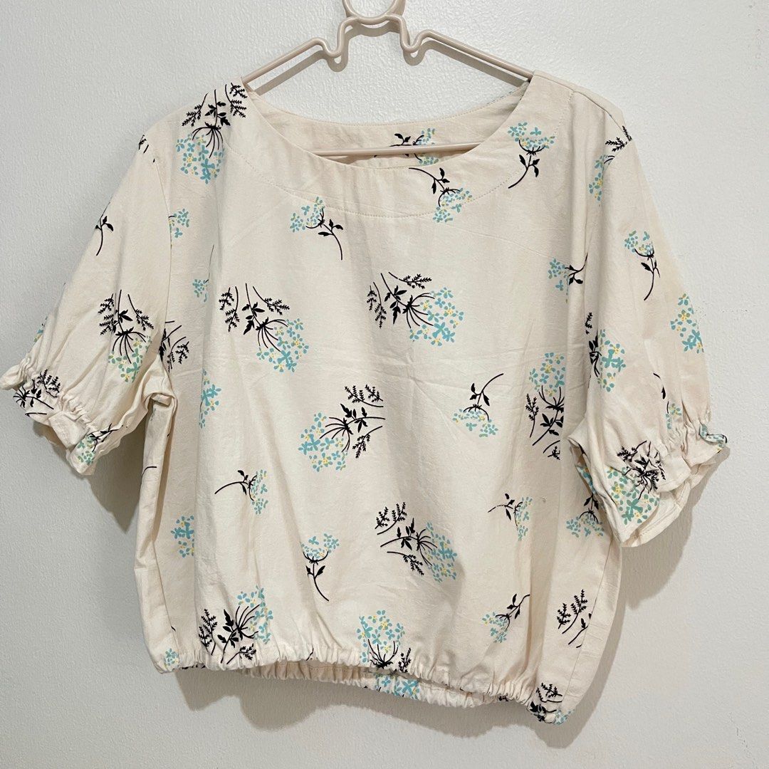 Beige Blouse with Flowers (Category: Blouses) located in Taytay. Submitted by preloved___items (Listing ID 1244938507, Image 1). Description: Medium.