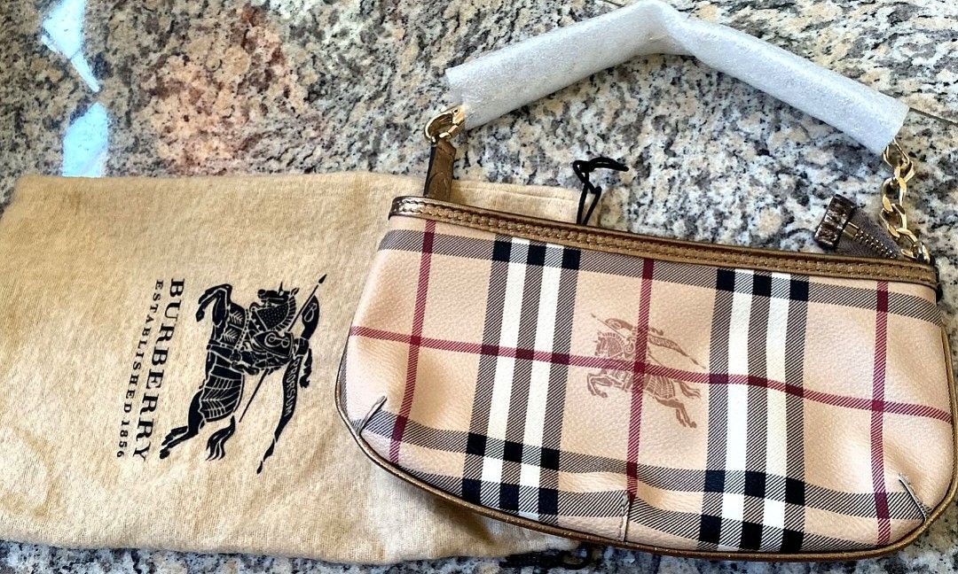 Burberry clutch top with chain