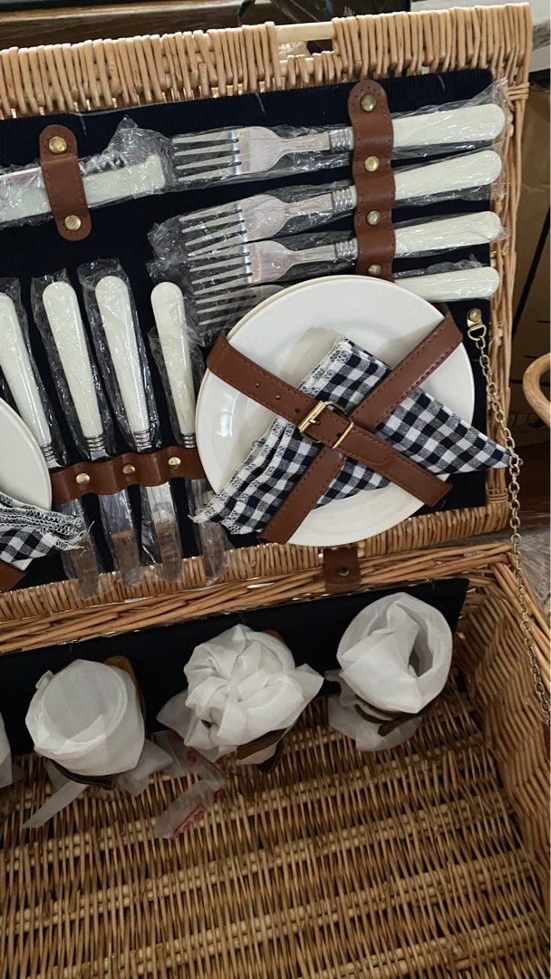 Complete picnic basket glamping set, Food & Drinks, Gift Baskets