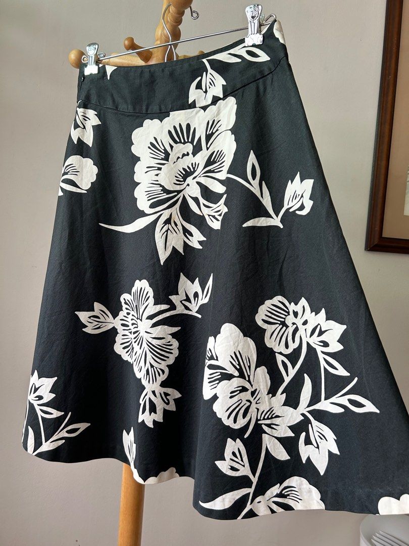 Gap Black And Off-White Flare Floral Skirt, Women'S Fashion, Bottoms, Skirts  On Carousell