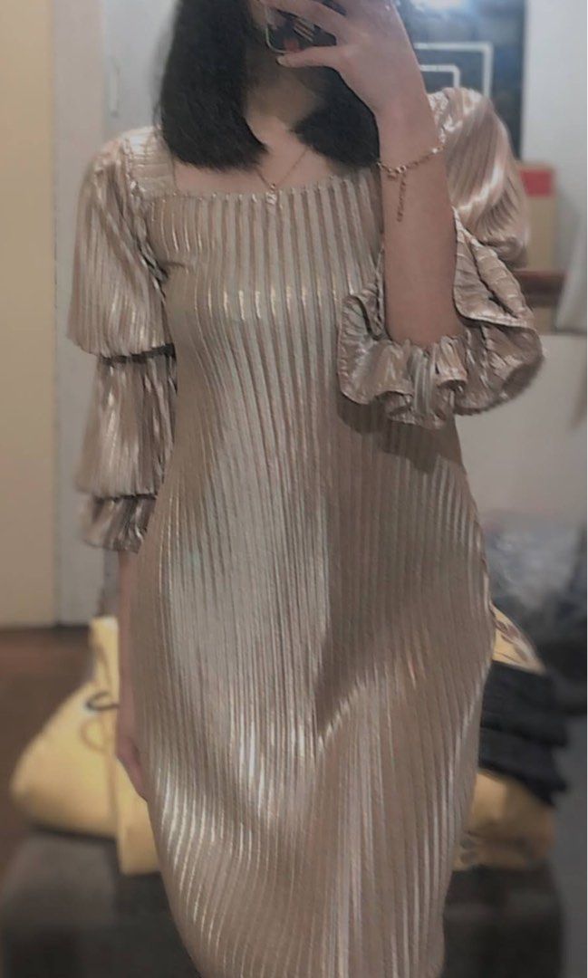 Gold Ruffled Sleeves Evening Dress (Category: Evening dresses & gowns) located in Quezon City. Submitted by charellev (Listing ID 1245033604, Image 1). Description: - body fitting dress - no defects/dirt - medyo manipis rfs : dont use it anymore.