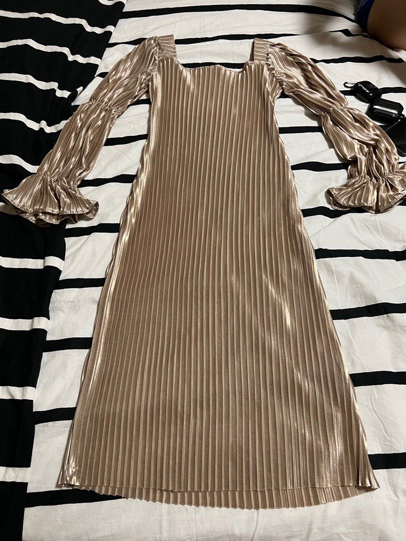 Gold Ruffled Sleeves Evening Dress (Category: Evening dresses & gowns) located in Quezon City. Submitted by charellev (Listing ID 1245033604, Image 2). Description: - body fitting dress - no defects/dirt - medyo manipis rfs : dont use it anymore.