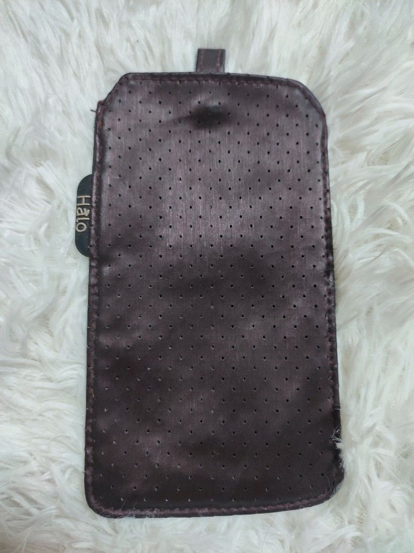 Halo Cellphone Holder/pouch (brown) (Category: Accessory Holder, Box & Organizers) located in Manila. Submitted by leonoraspreloved (Listing ID 1244969281, Image 1). Description: Hålo brand para siya g leather type maganda pa po siya madalang lang itp nagamit.