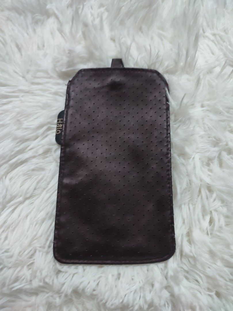 Halo Cellphone Holder/pouch (brown) (Category: Accessory Holder, Box & Organizers) located in Manila. Submitted by leonoraspreloved (Listing ID 1244969281, Image 3). Description: Hålo brand para siya g leather type maganda pa po siya madalang lang itp nagamit.