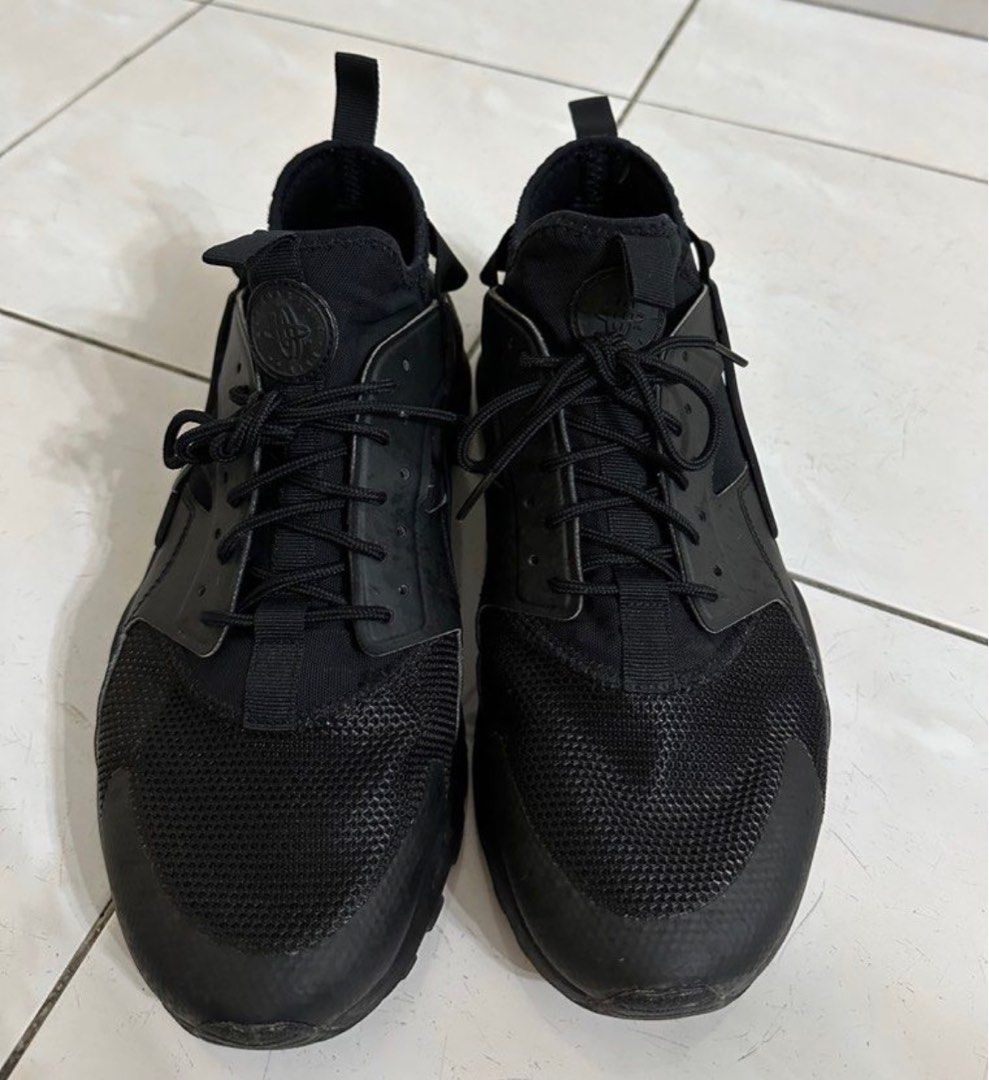 Huarache triple shop black on feet
