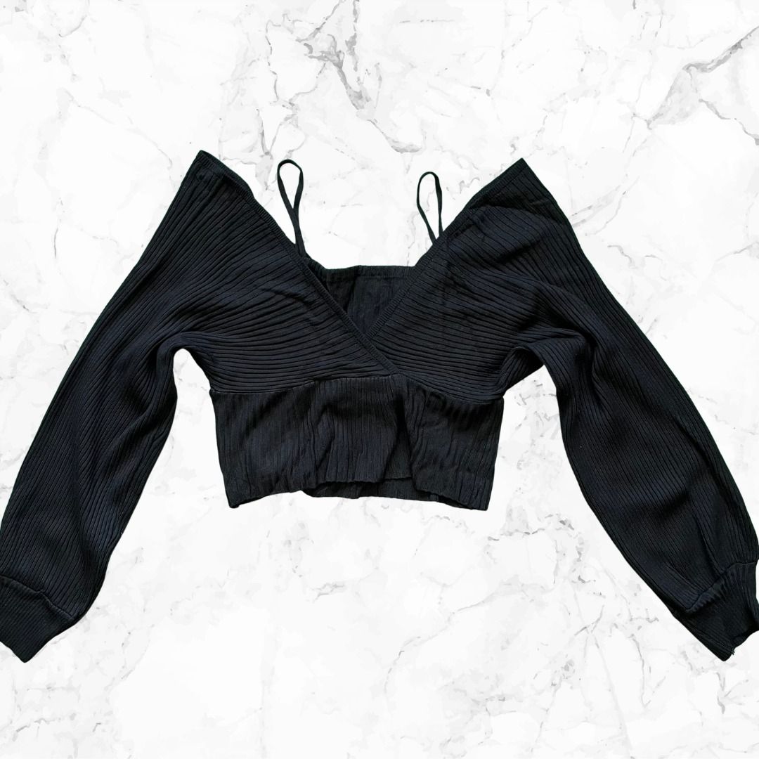 Knitted Longsleeve and Halter Top - Thick Fabric (Category: Longsleeves) located in Quezon City. Submitted by aces_ (Listing ID 1244978600, Image 1). Description: Never used Excellent knitted fabric! Fits S-M frames Best for being in style during the rainy season Bought at 650 in Korea Selling low only at 199.