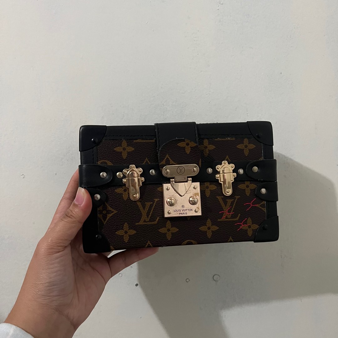 Lv pouch ykk zipper, Women's Fashion, Bags & Wallets, Purses & Pouches on  Carousell