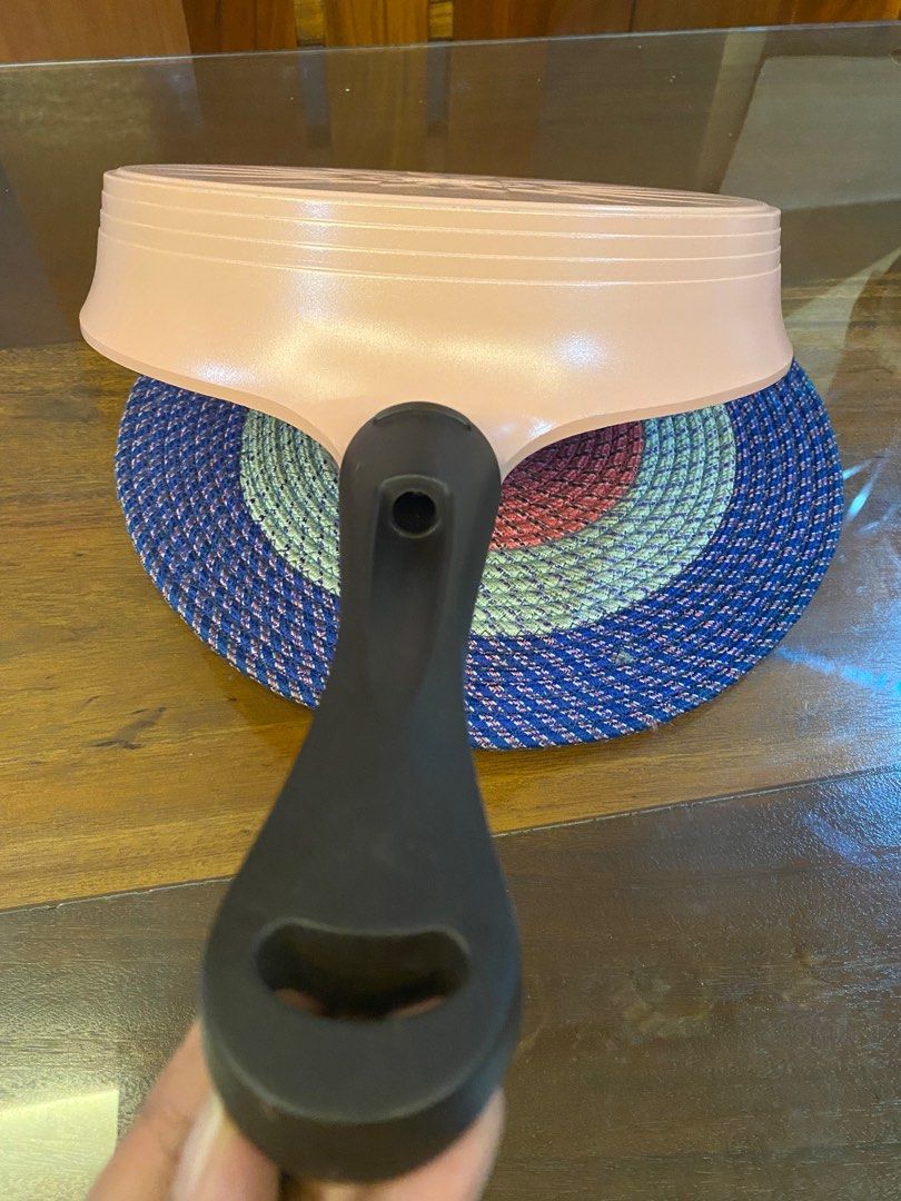 NEOFLAM Non Stick Pan (Category: Cookware & Accessories) located in Cainta. Submitted by amanriq (Listing ID 1244903957, Image 3). Description: 🌸NEOFLAM Non Stick Pan (11.5 inches) ✅Made In Korea ✅pink ilalim/gray yung loob ✅makinis na makinis ang loob ✅black na rubber ang handle, makapal 🌸Neoflam Non-stick Casserole ✅ SOLD ✅10.5 inches x 5 inches ✅Made In Korea ✅pink ilalim/gray yung loob ✅makinis na makinis ang loob .