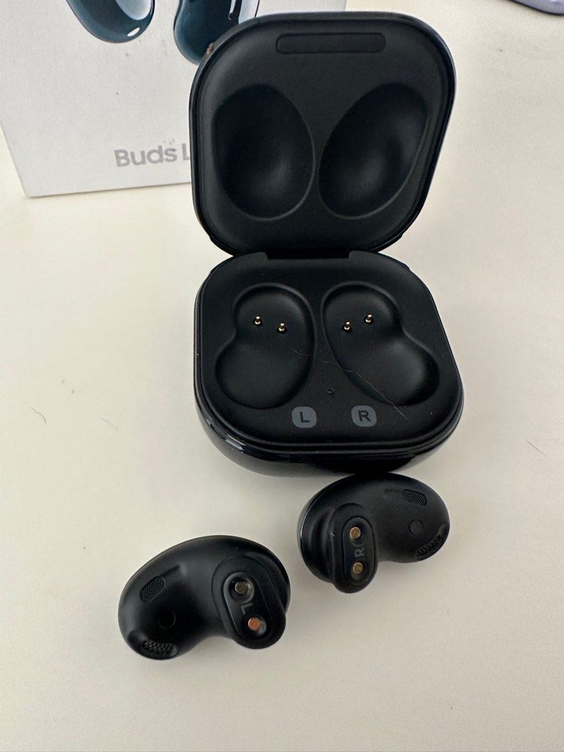 Galaxy buds best sale live fake
