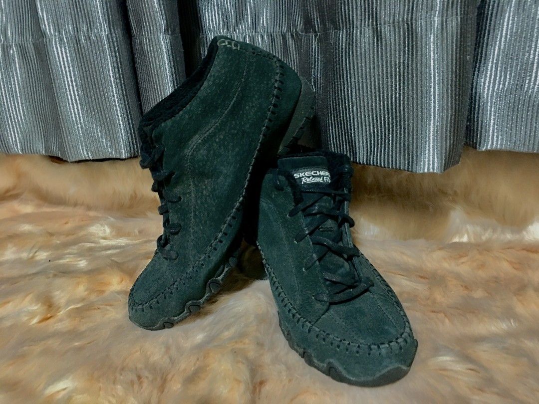 SKECHERS relaxed fit Women s Fashion Footwear Boots on Carousell