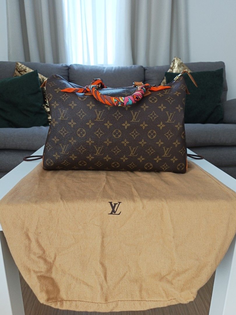 Speedy 45 with lockset and dustbag (Category: Luxury Bags & Wallets) located in Valenzuela. Submitted by ccdguzman (Listing ID 1244895288, Image 1). Description: preloved LV bag Speedy 45 w/ dust bag and lock set with visible signs of usage. with crack near the zipper need funds.
