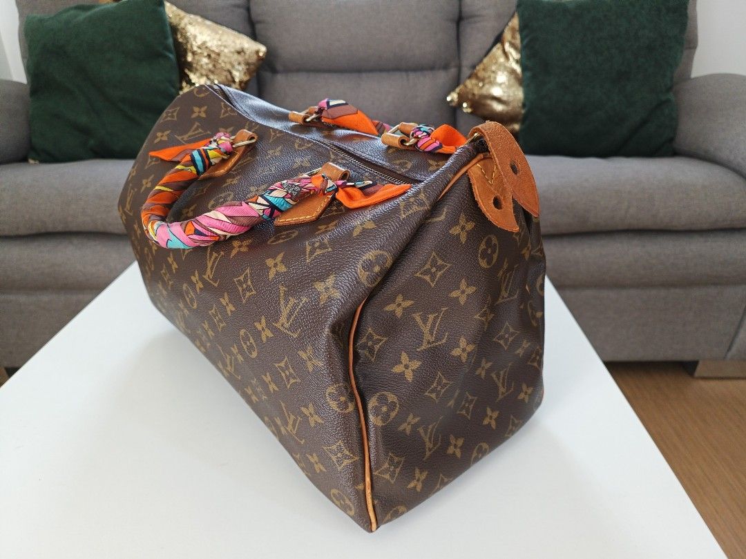 Speedy 45 with lockset and dustbag (Category: Luxury Bags & Wallets) located in Valenzuela. Submitted by ccdguzman (Listing ID 1244895288, Image 2). Description: preloved LV bag Speedy 45 w/ dust bag and lock set with visible signs of usage. with crack near the zipper need funds.