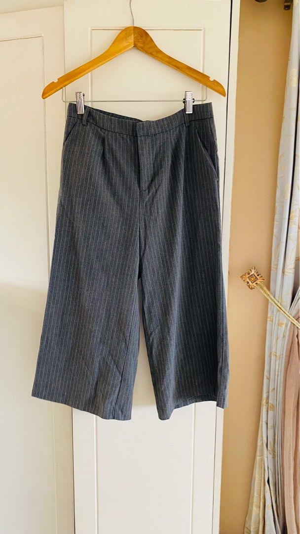 Stradivarius Cullotes (Category: Other Bottoms) located in Bacoor. Submitted by mcyzon (Listing ID 1244931168, Image 1). Description: Stradivarius cropped pants.