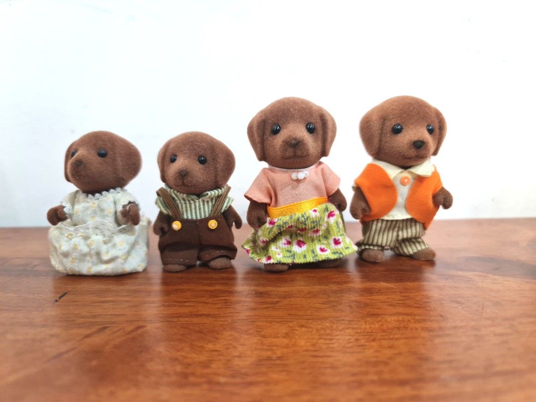 Sylvanian Families Hunter Smyth Chocolate Labrador Family Hobbies