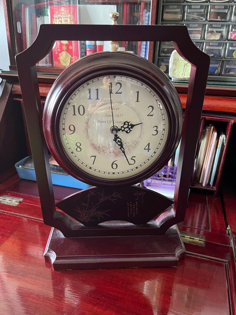 Table clock (Category: Clocks) located in Singapore. Submitted by 2017_jadeshop (Listing ID 1244915586, Image 1). Description: .