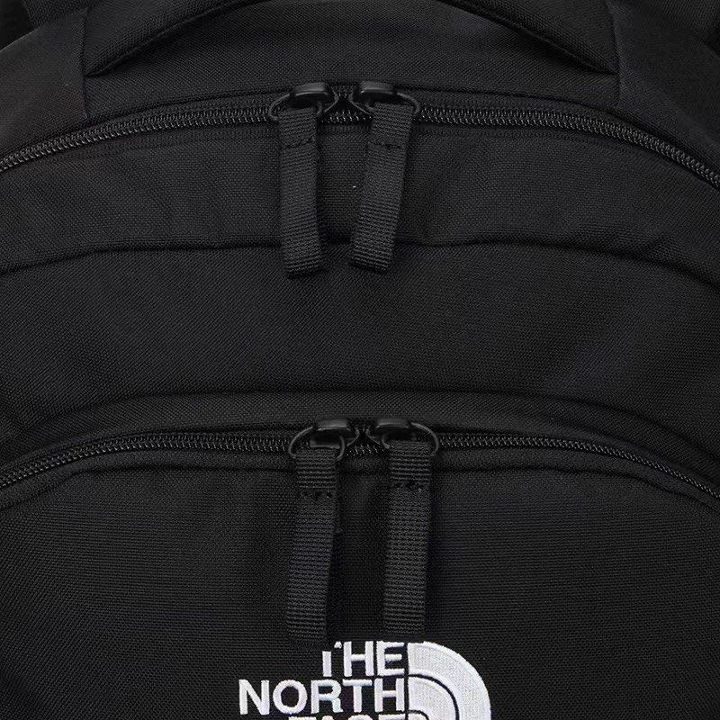 The North Face 黑色書包 （分類：背包）位於 Hong Kong。 由 30649 提交（商品編號 1245007525，圖片 3）。簡介： 高48長33厚17cm。