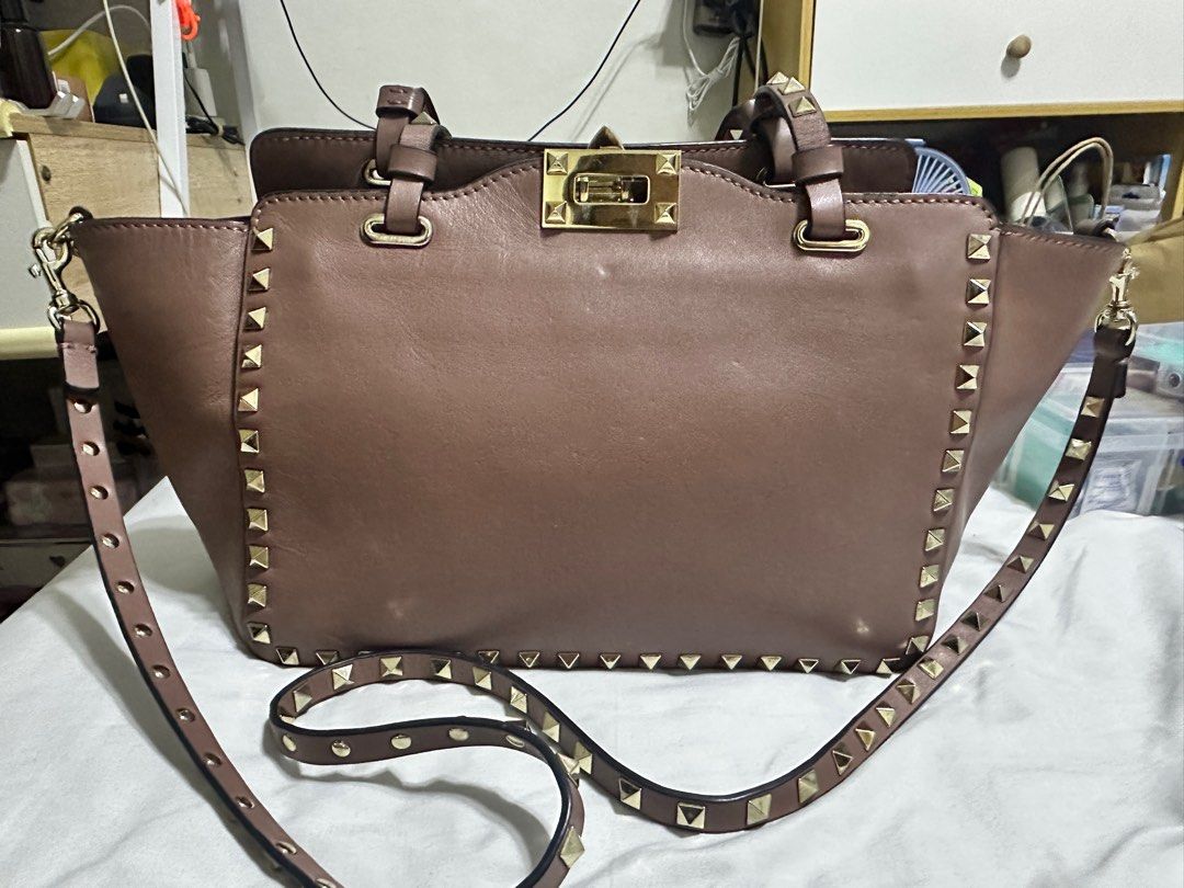 Must go sale: Valentino Rockstud (Category: Luxury Bags & Wallets) located in Paranaque City. Submitted by mweowmyganda (Listing ID 1244970652, Image 1). Description: No cracks/rubs on exterior Some marks from the studs Interior has some dirt marks Please refer to pics Location: paranaque Shipping c/o buyer.