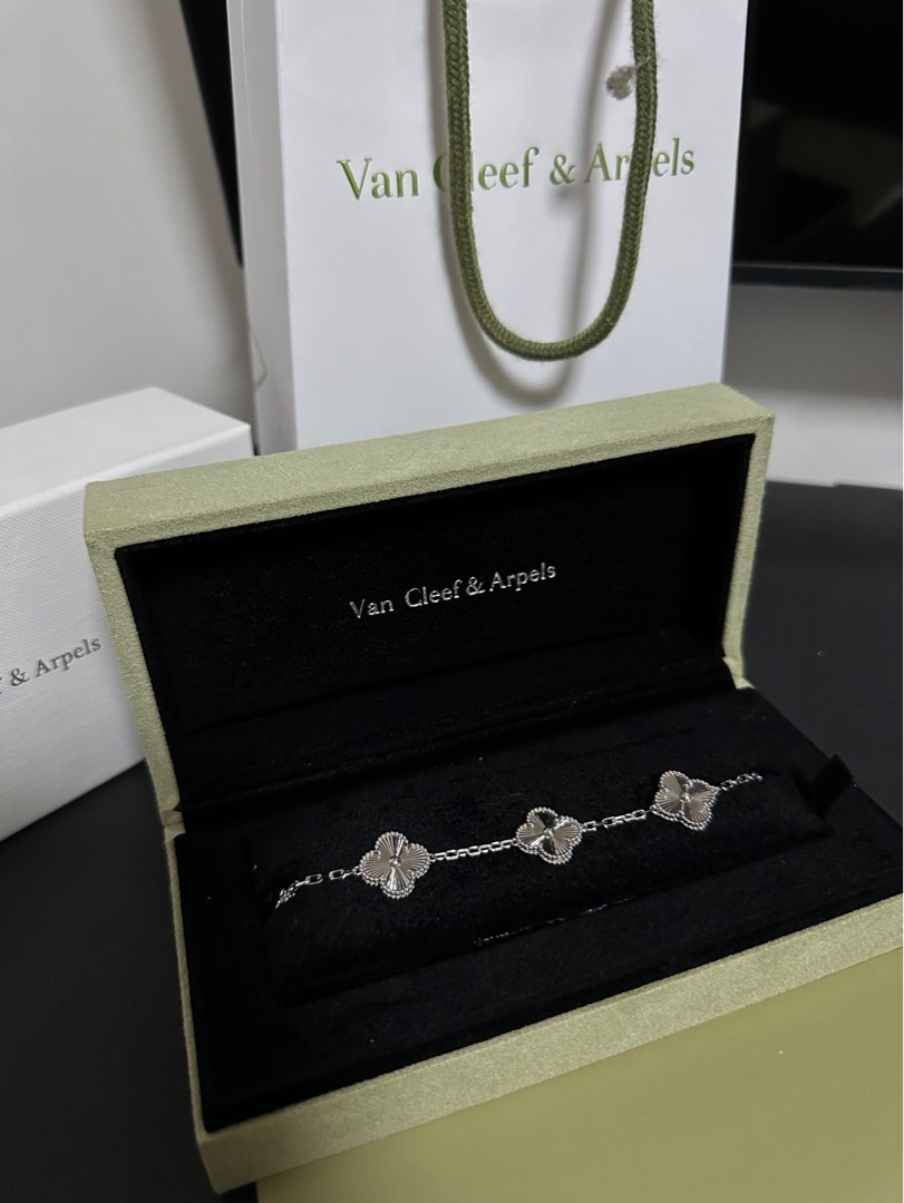 White VC Bracelet Ring Handchain