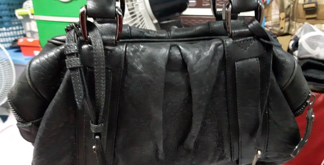 💯% Original Burberry handbag (Category: Luxury Bags & Wallets) located in Manila. Submitted by mippolin (Listing ID 1245089234, Image 2). Description: 💯% Original Burberry hand bag from Japan pinas on hand.