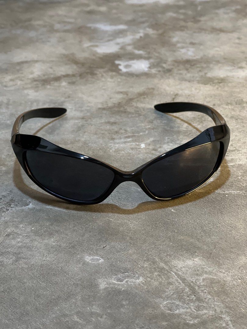 Aesthetic Y2K Sunglasses Black (Category: Sunglasses & Eyewear) located in Cavite. Submitted by hybrands (Listing ID 1245088566, Image 2). Description: Y2K Cycling Sunglasses “New Style” Color Available: Cream, Black, Green, Silver 📍Silang, Cavite 🛵 Lalamove | J&T 💸 Gcash Payment Message for more details See more pictures “What you see is what you get” ORDER NOW!.