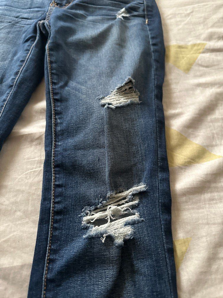 American Eagle Ripped Jeans, Women's Fashion, Bottoms, Jeans on Carousell