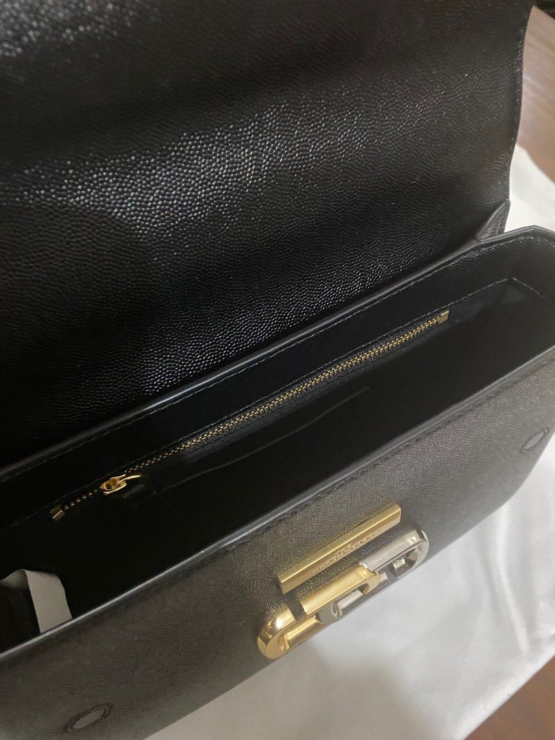 Authentic Marc Jacobs J Link Bag Nero (Category: Luxury Bags & Wallets) located in Manila. Submitted by wena_reyes (Listing ID 1245198569, Image 3). Description: Selling until end of August only. Migrating next mont Guaranteed authentic Ordered from Cappelleto Italy while I was in Netherlands Flaws : scratches on the hardware This has been discontinued already Location : Paco, Manila .