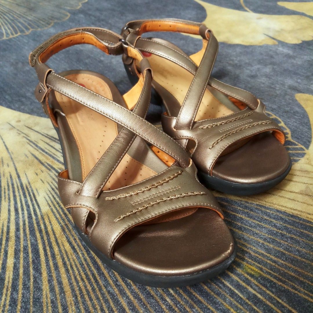 Clarks Structured Un Leather Sandals, Women's Fashion, Footwear, Sandals on Carousell