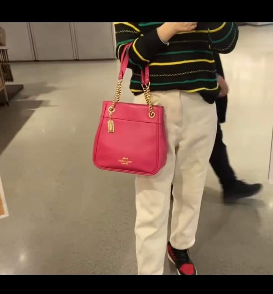 coach cammie bucket 2way (Category: Luxury Bags & Wallets) located in Pateros City. Submitted by moira1985 (Listing ID 1245153068, Image 1). Description: coach cammie bucket 2way orig copy. very nice in actual.
