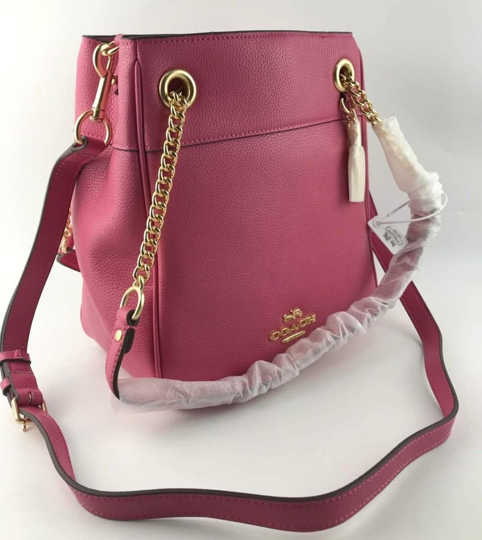 coach cammie bucket 2way (Category: Luxury Bags & Wallets) located in Pateros City. Submitted by moira1985 (Listing ID 1245153068, Image 2). Description: coach cammie bucket 2way orig copy. very nice in actual.