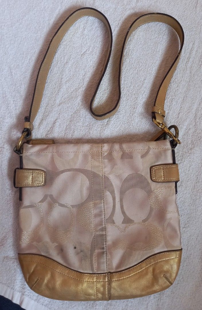 COACH SLING BAG PRELOVE (Category: Luxury Bags & Wallets) located in Quezon City. Submitted by mikmik_ambo (Listing ID 1245087705, Image 2). Description: Good Condition faded hardware Needs Cleaning Prelove.