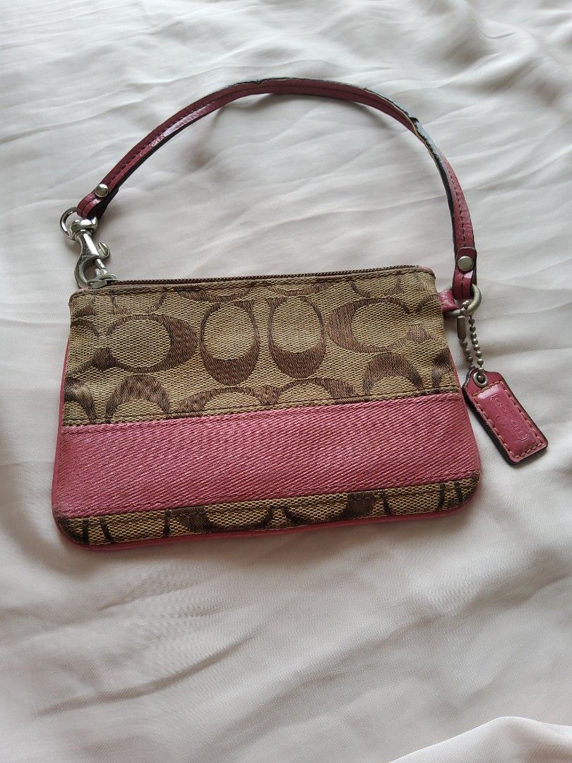 Coach zipper small wallet Original (Kategori: Tas & Dompet Wanita) berada di Tangerang. Dikirim oleh Calorina (ID iklan 1245143107, Gambar 1). Deskripsi: coach wallet beli di hongkong, kondisi seperti di gambar.
