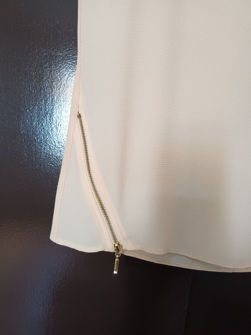 Dorothy Perkins Sheer Blouse (Category: Blouses) located in Quezon City. Submitted by margas_essentials (Listing ID 1245046030, Image 2). Description: Dorothy Perkins Sheer Blouse Size: medium Pre-owned but never used AUTHENTICITY GUARANTEED Bought in UK Sheer textile With zipper accent on the sides No flaw.
