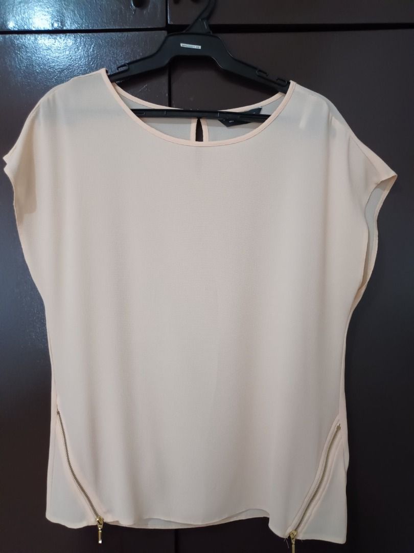 Dorothy Perkins Sheer Blouse (Category: Blouses) located in Quezon City. Submitted by margas_essentials (Listing ID 1245046030, Image 1). Description: Dorothy Perkins Sheer Blouse Size: medium Pre-owned but never used AUTHENTICITY GUARANTEED Bought in UK Sheer textile With zipper accent on the sides No flaw.