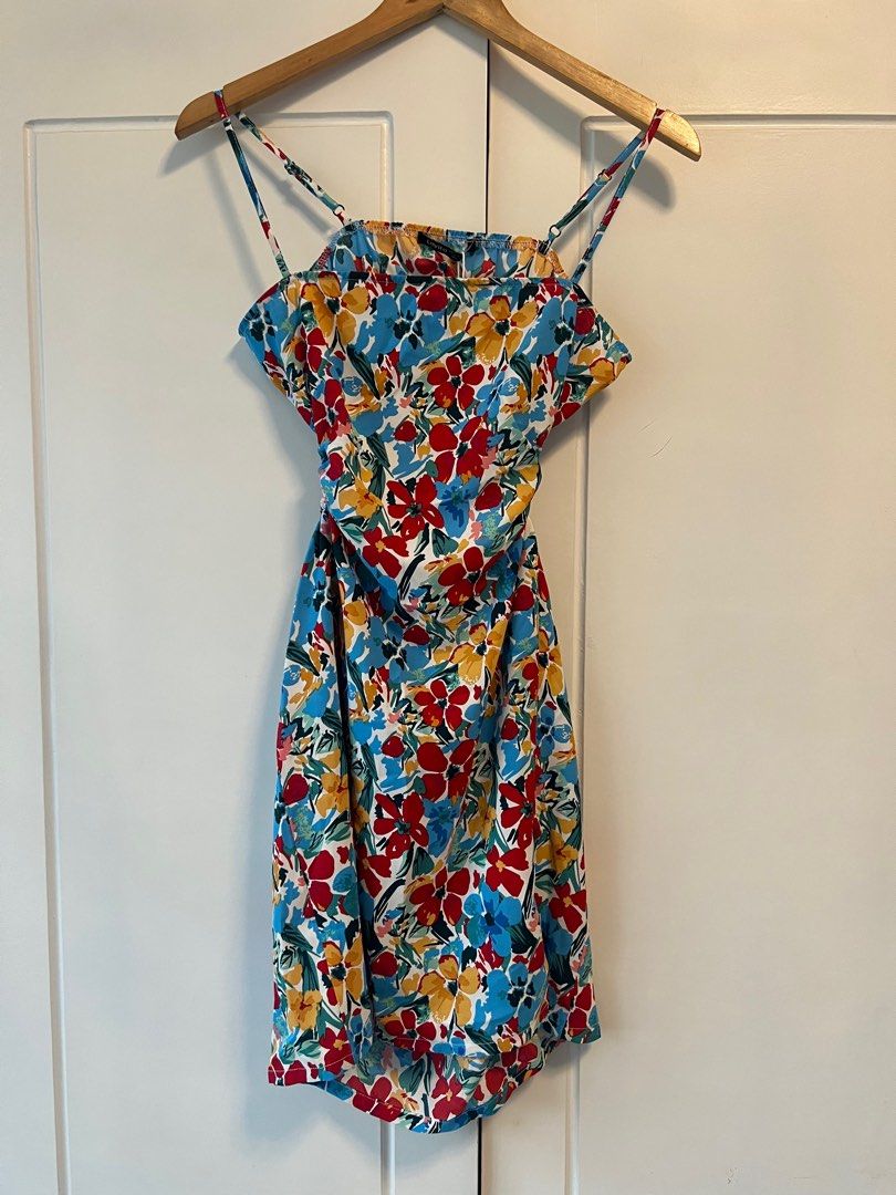 Floral open back (Category: Dresses) located in Manila. Submitted by rcxp_ (Listing ID 1245133208, Image 1). Description: Large on tag, fits Medium frame.