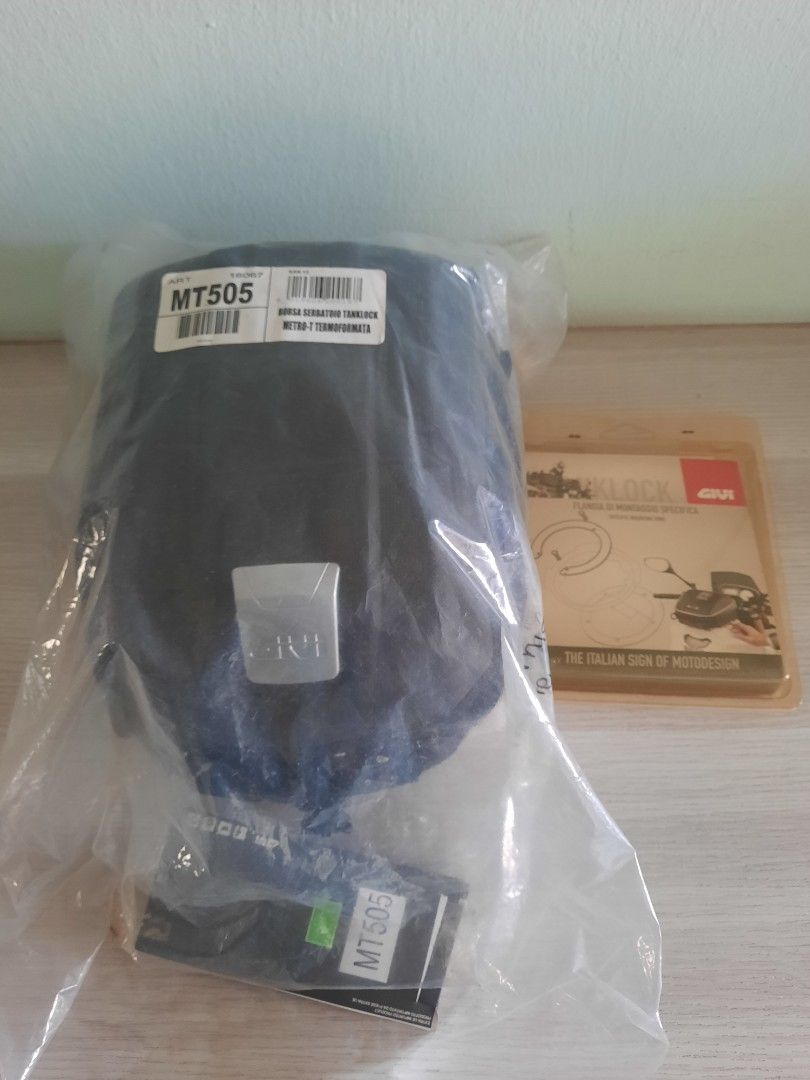 Givi MT505 Metro-T Tanklock Tank Bag 5L - View #10