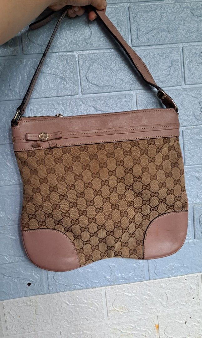 Gucci sling bag (Category: Luxury Bags & Wallets) located in Lemery. Submitted by venus23 (Listing ID 1245047800, Image 1). Description: coded,gucci under zip,bawal sa mselan.
