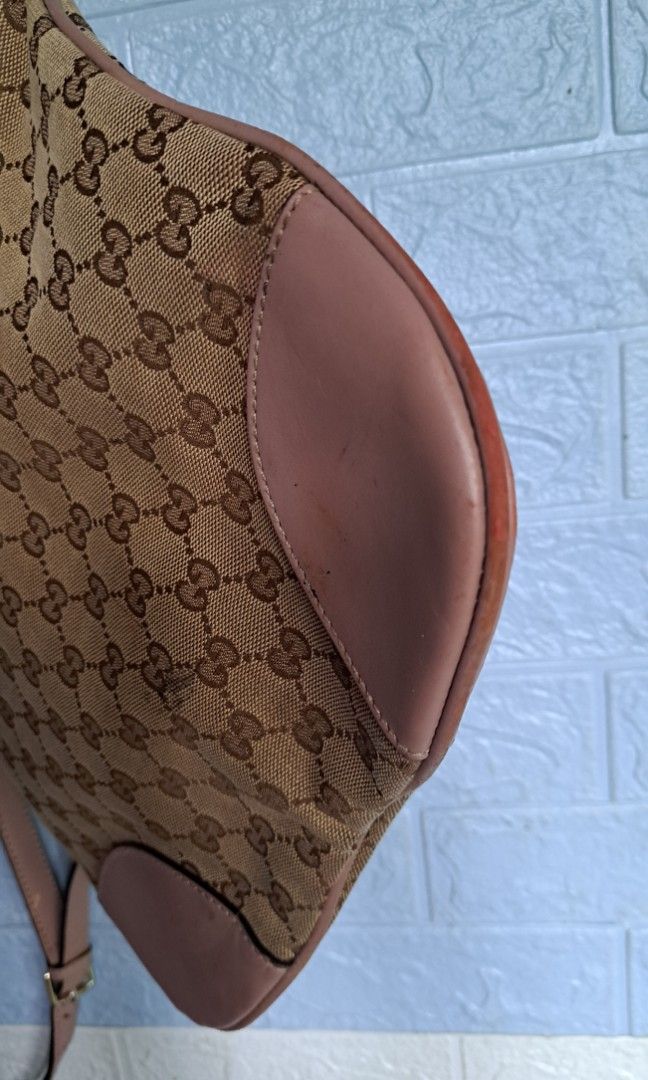 Gucci sling bag (Category: Luxury Bags & Wallets) located in Lemery. Submitted by venus23 (Listing ID 1245047800, Image 3). Description: coded,gucci under zip,bawal sa mselan.