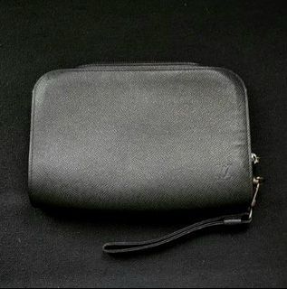 LOUIS VUITTON taiga leather clutch bag