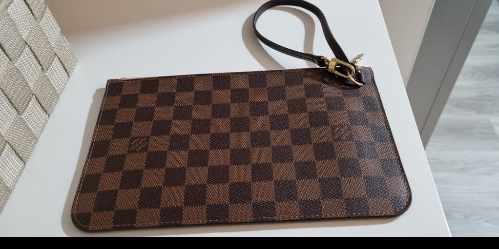 Louis vuitton 2024 wristlet clutch