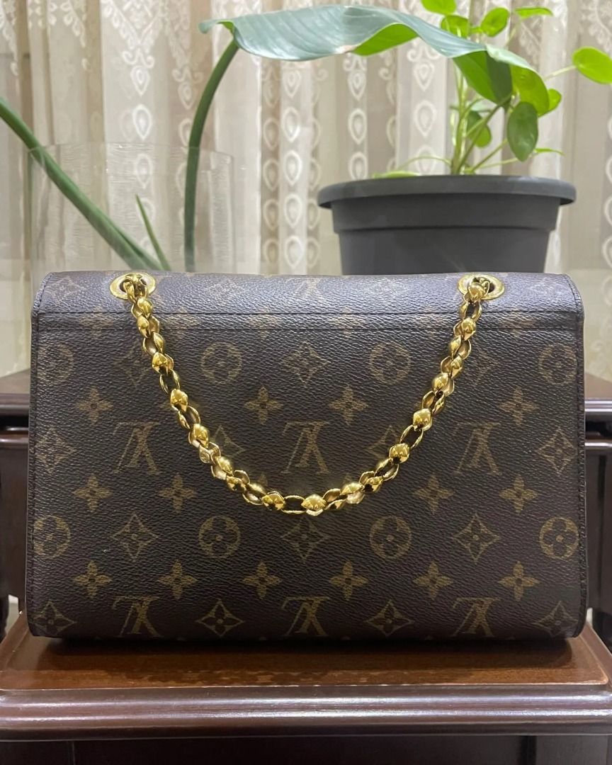 At Auction: Louis Vuitton, Louis Vuitton - Victoire Handbag