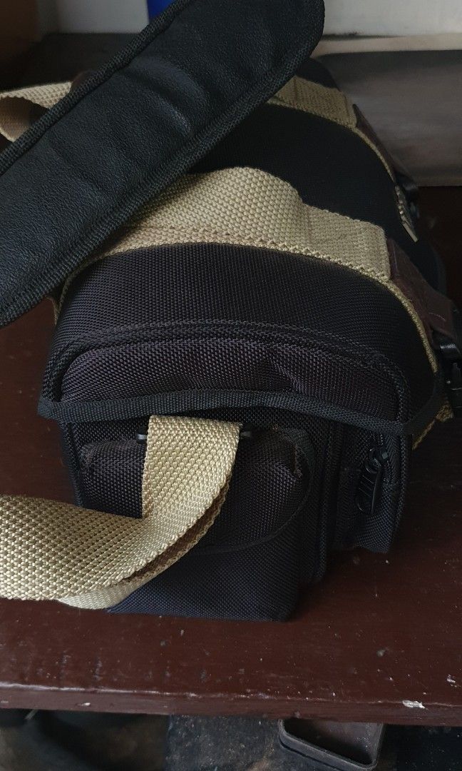Nikon camera bag (Category: Camera Bags & Carriers) located in Quezon City. Submitted by gars69 (Listing ID 1245127981, Image 3). Description: amoy aircon pa frisco qc meet up.