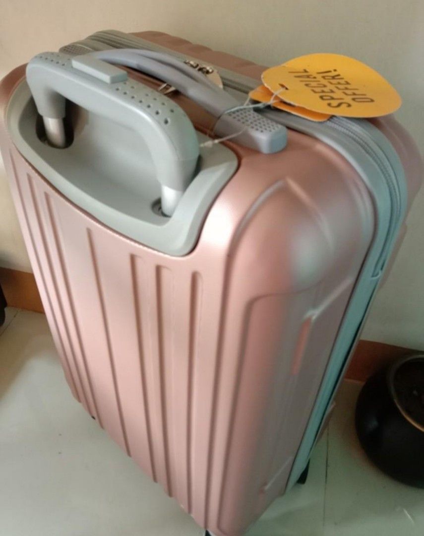Rose gold trolly 20 inches hardcase (Category: Luggage) located in Valenzuela. Submitted by karoline01 (Listing ID 1245183017, Image 1). Description: .