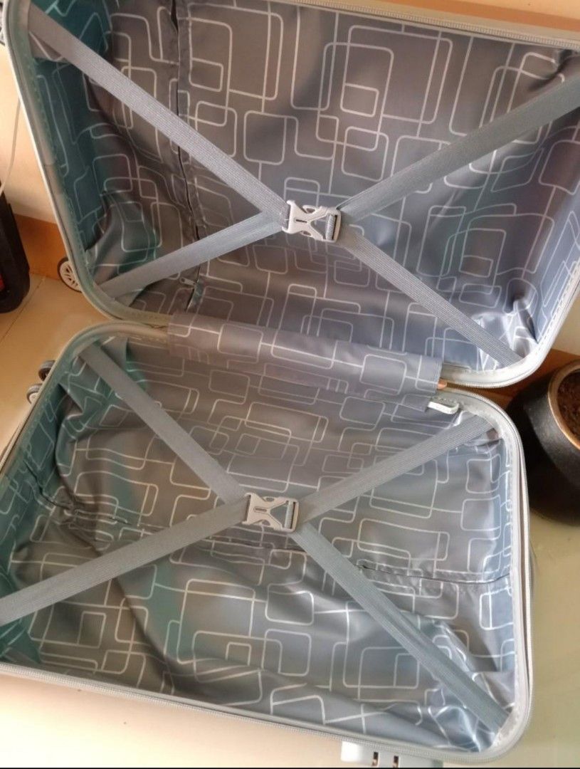Rose gold trolly 20 inches hardcase (Category: Luggage) located in Valenzuela. Submitted by karoline01 (Listing ID 1245183017, Image 2). Description: .