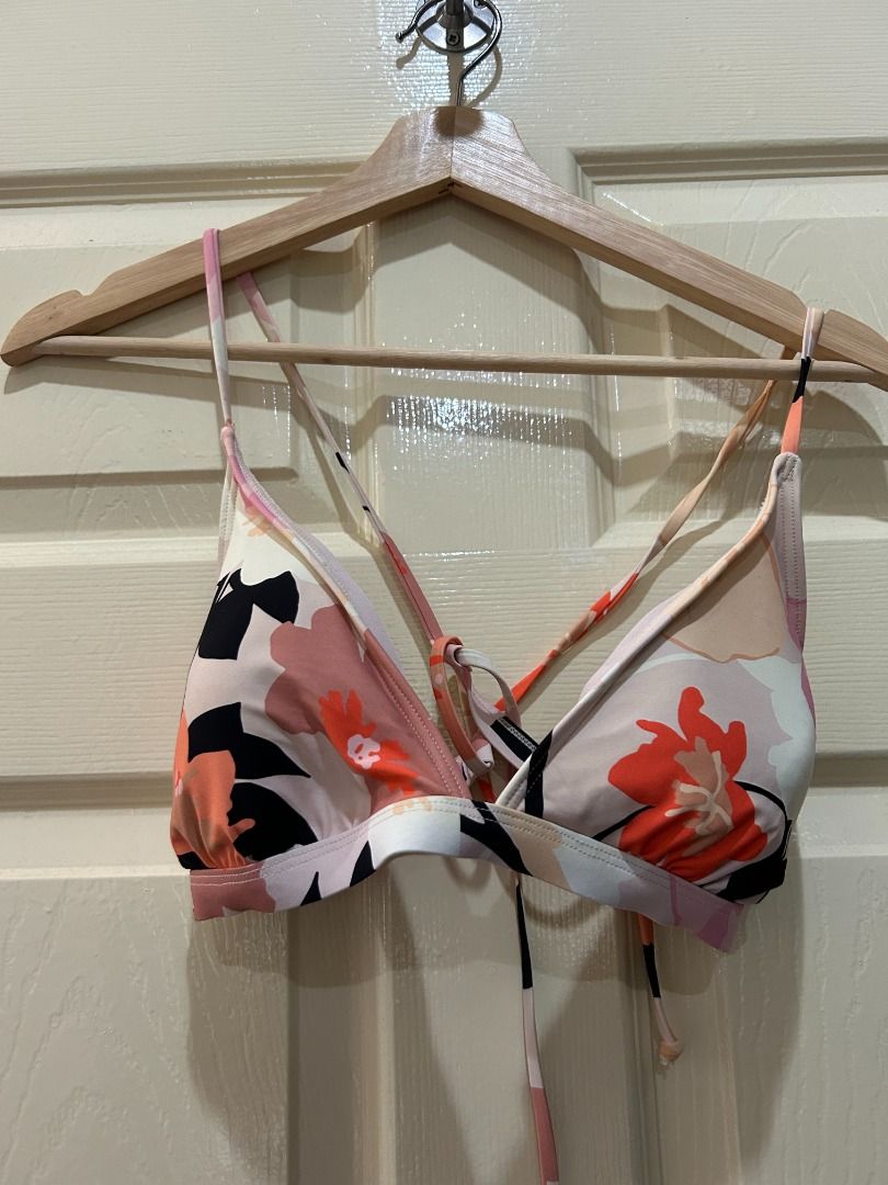 Roxy Bikini (Category: Bikinis & Swimsuits) located in Kuala Lumpur. Submitted by hspearman544281 (Listing ID 1245098897, Image 1). Description: Roxy Bikini Size Medium Excellent condition, worn once. Selling as it no longer fits me. Collection from a smoke free/pet free home in Desa Park City - Kepong..