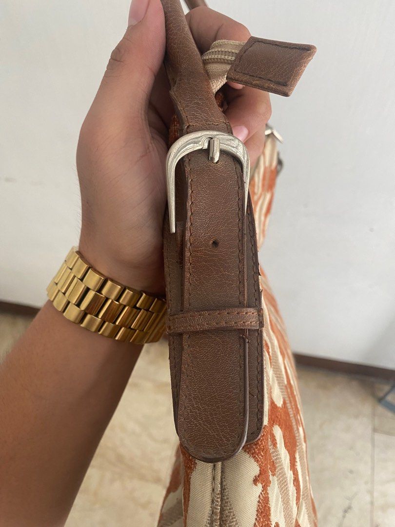 Salvatorre ferragamo (Category: Luxury Bags & Wallets) located in San Pablo. Submitted by gooddayzzph (Listing ID 1245057855, Image 3). Description: Salvatorre ferragamo Used condition.