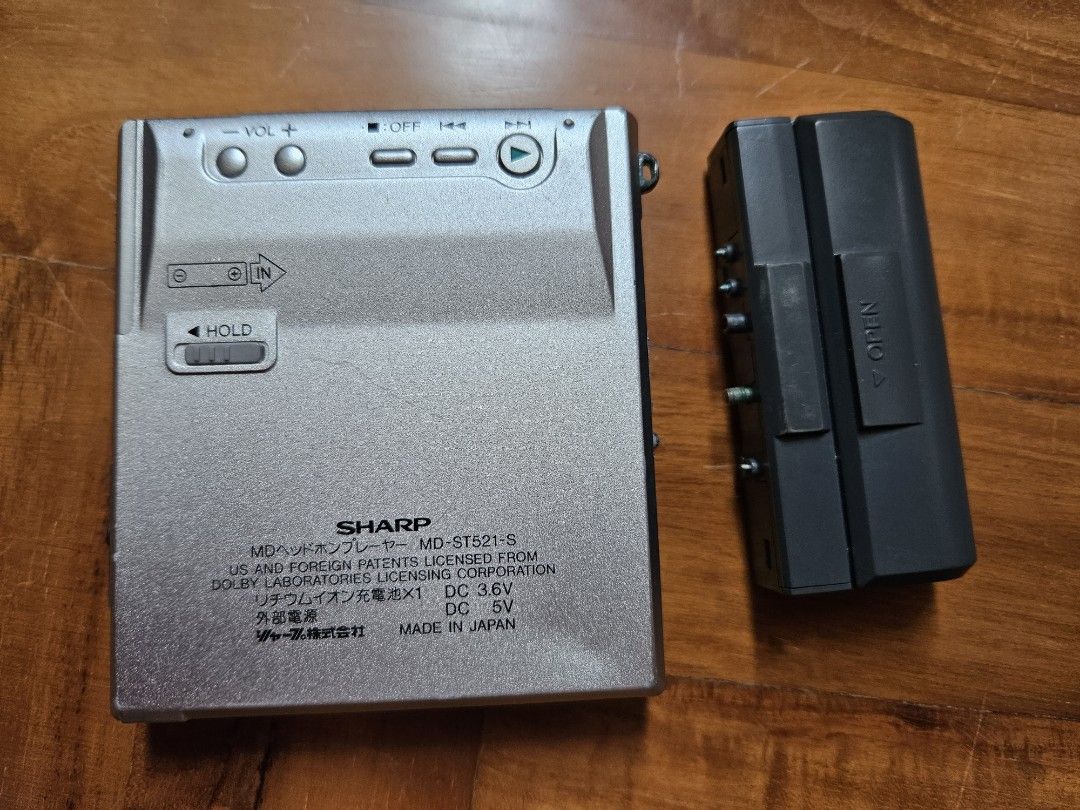 Sharp MD minidisc player with battery, Audio, Portable Music Players on