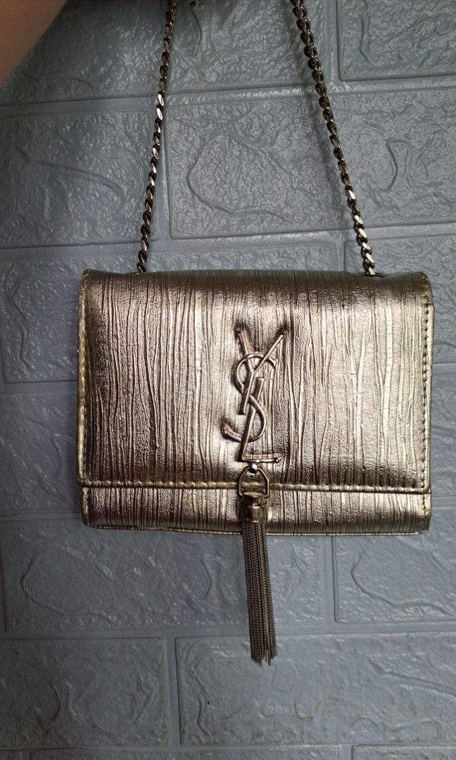 Sling bag (Category: Luxury Bags & Wallets) located in Lemery. Submitted by venus23 (Listing ID 1245051864, Image 1). Description: bawal sa maselan.