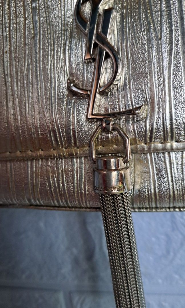 Sling bag (Category: Luxury Bags & Wallets) located in Lemery. Submitted by venus23 (Listing ID 1245051864, Image 2). Description: bawal sa maselan.