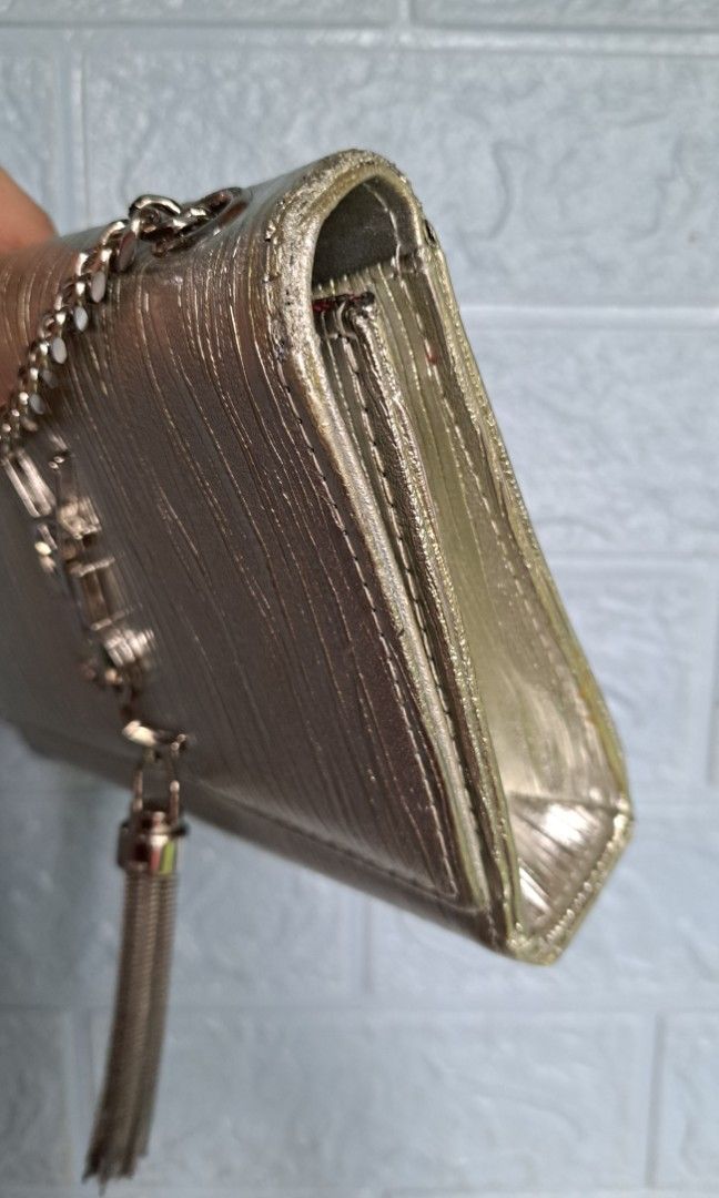 Sling bag (Category: Luxury Bags & Wallets) located in Lemery. Submitted by venus23 (Listing ID 1245051864, Image 3). Description: bawal sa maselan.