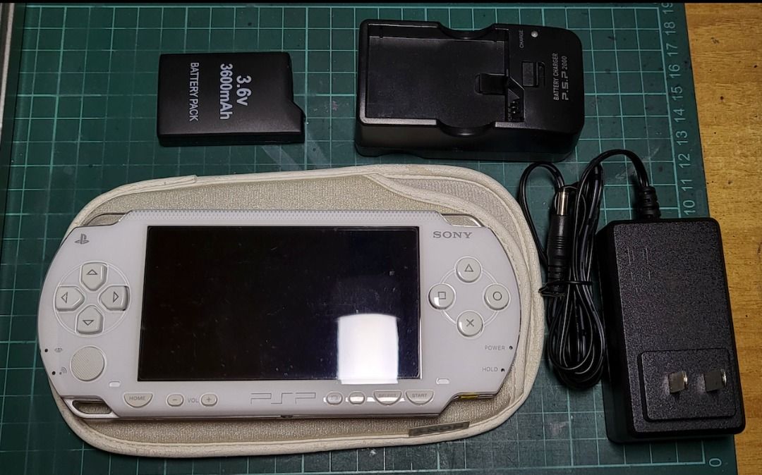 SONY PSP 1006 白色新品同樣跟兩嚿電原裝機袋9隻原裝game, 電子遊戲